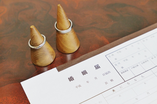 こちらも定番!婚姻届け+指輪のフォト