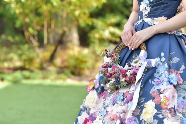 結婚式を盛り上げる華やかドレス4選