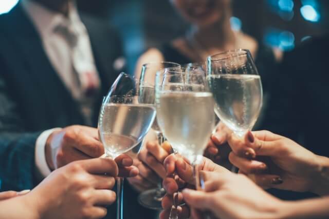 結婚式場までのアクセス方法や送迎バス、駐車場の有無