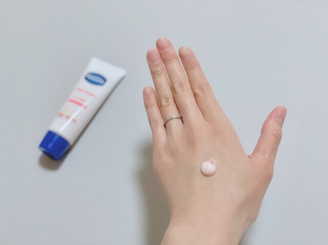 寝る前にオイルやクリームを塗る