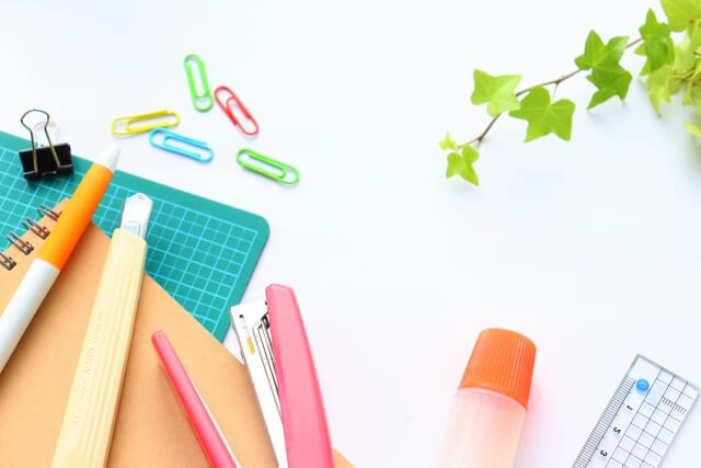 Canvaと100均で簡単！結婚式席次表の手作りガイド