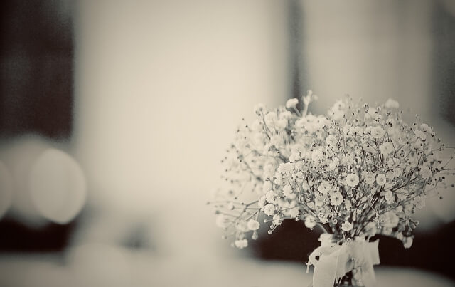 新郎新婦より目立たない服装