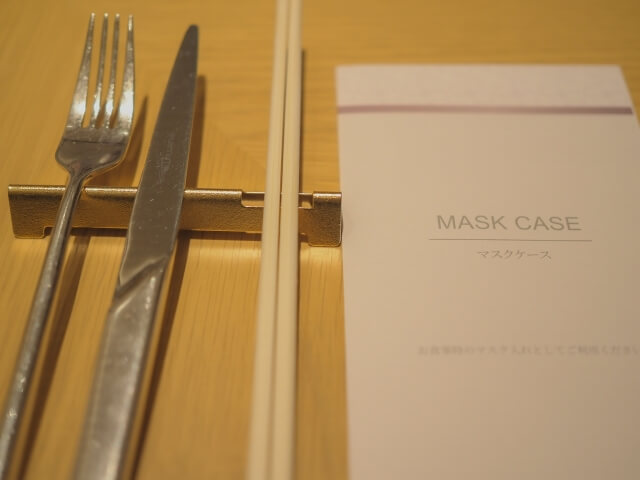 1. 除菌グッズ・マスクケースを配る