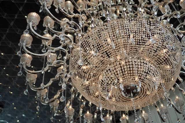 キャンドルやライトアップで幻想的に