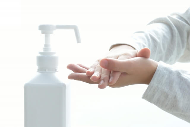 2. アルコールスプレーでゲストをお迎え