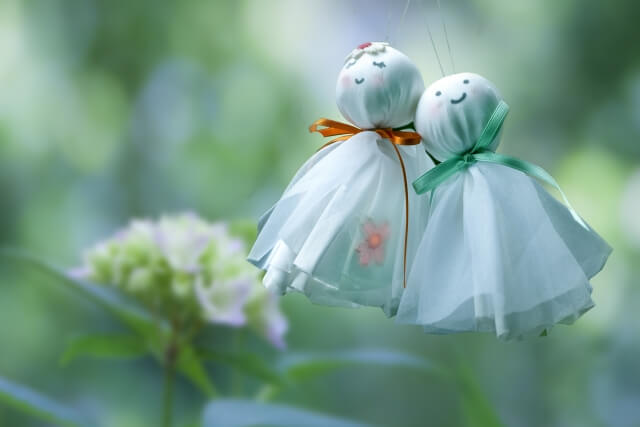 傘やてるてる坊主の装飾を配置