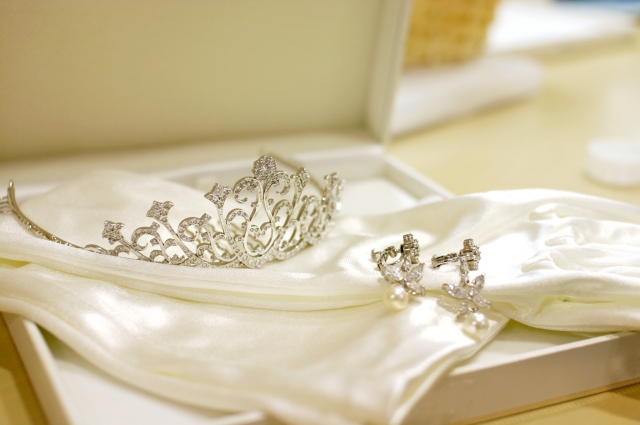 髪型1つで大人花嫁に似合うピンクのカラードレス