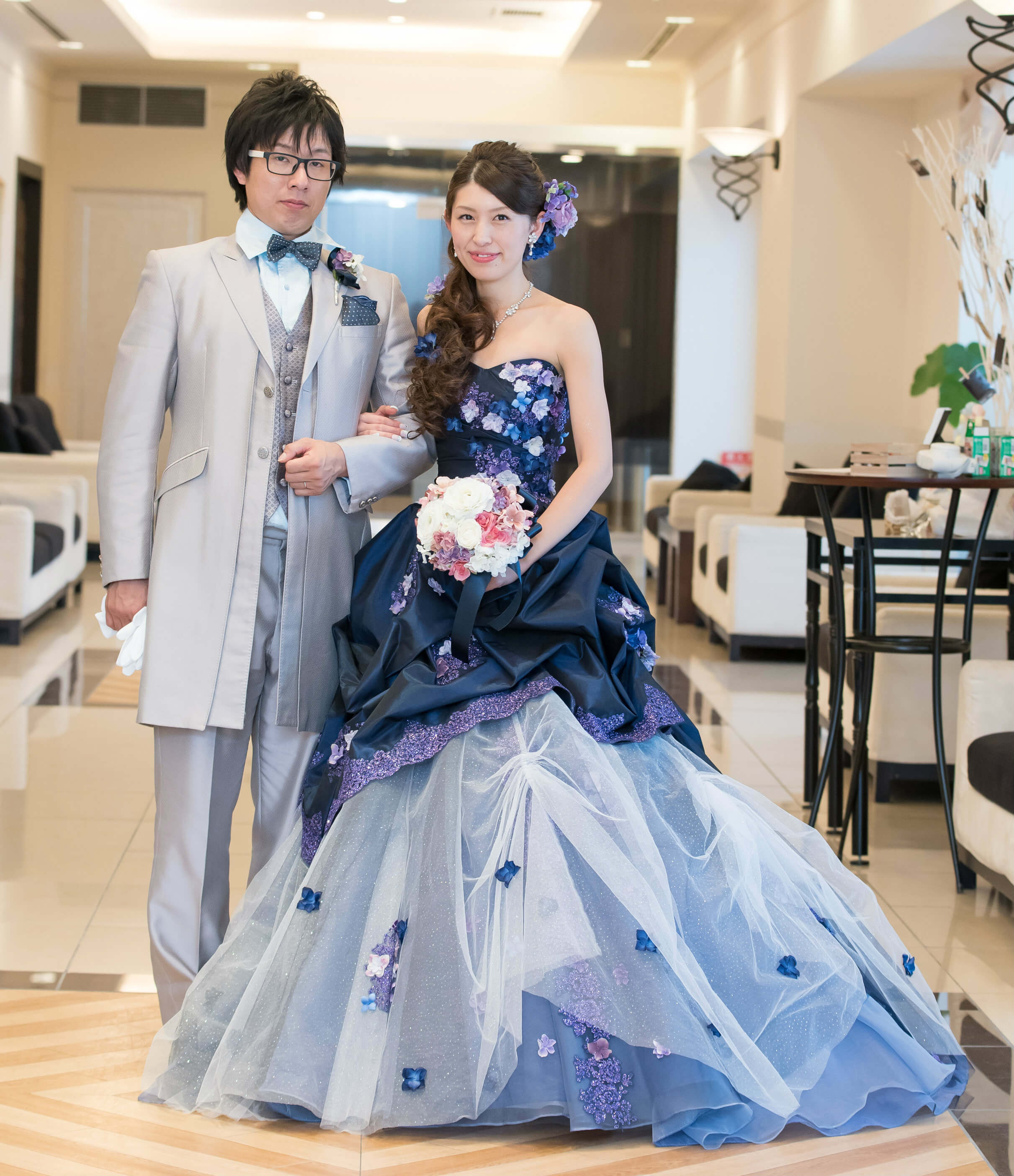 ディテールの繊細さが美しいネイビーのカラードレス